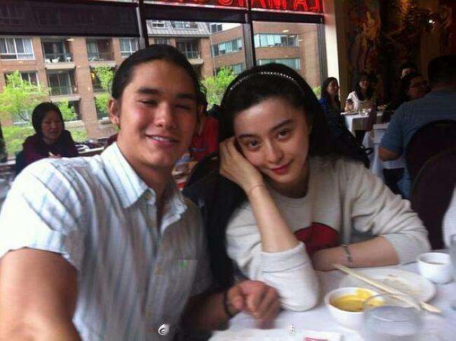 几张🧊🧊素颜合照“眉眼鼻梁，笔笔中锋，像王羲之的字”