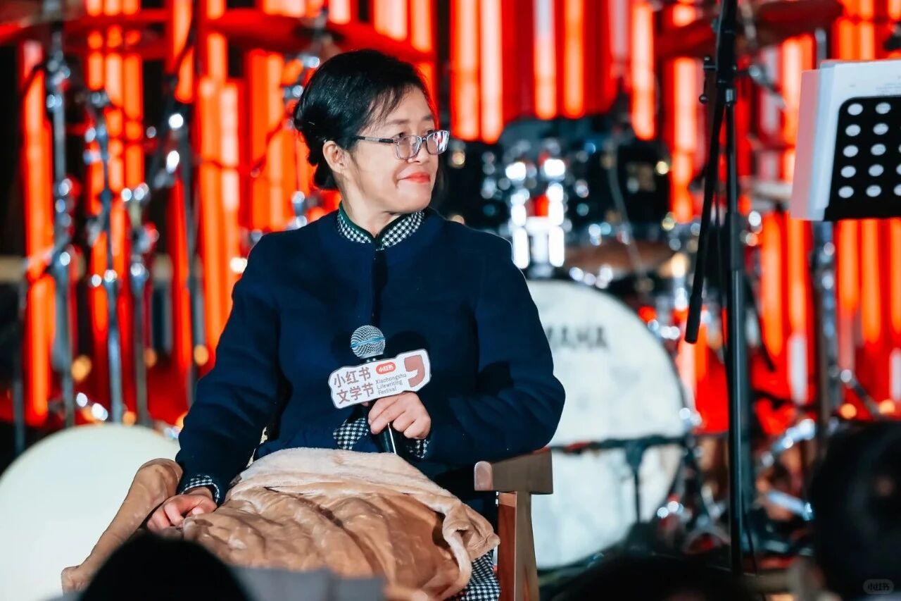 余秀华最近在小红书火了！有网友问她有啥开心事，她直白回“绝经了”，短短几天就