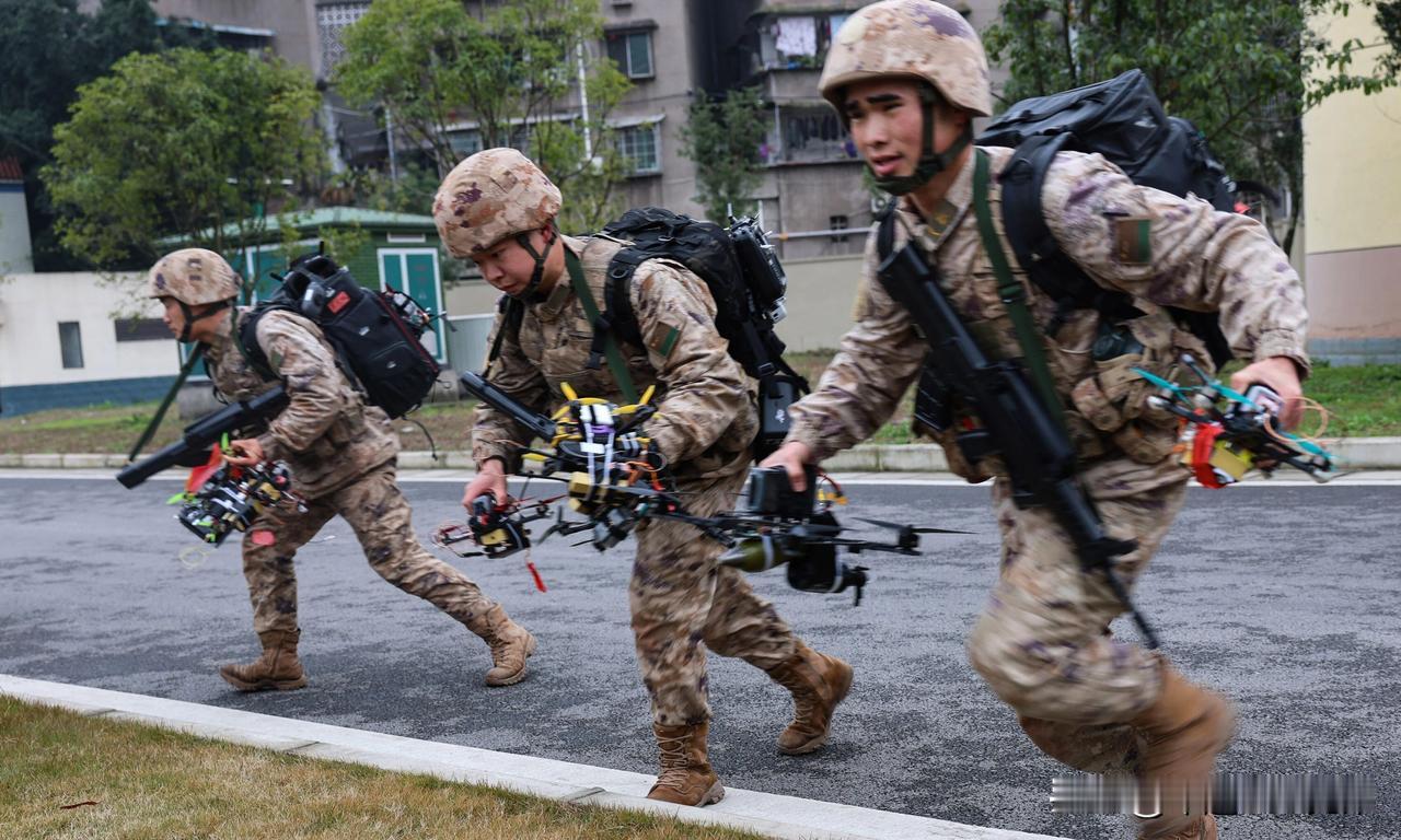 今后的中国军队步兵也许就是这个形象，胸前挂着自动步枪，身后背着自杀式穿越无人机，