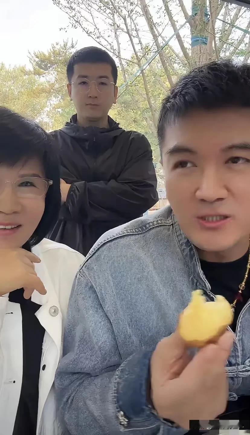 离婚后的杨子，穷得只能吃地瓜吃土豆、回到老家到处去蹭饭了[狗头]因为他说离婚