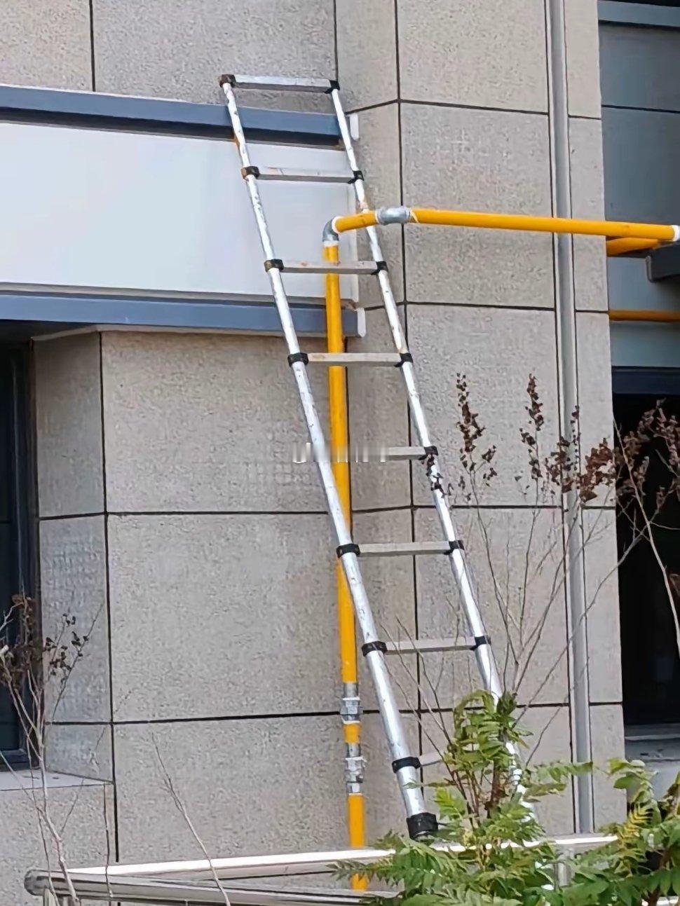 修完水管的师傅取梯子时天塌了