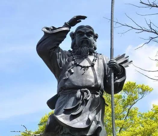 最近有网友指出，天皇这个称谓不合适，在我国“天皇、地皇、人皇”是为三皇五帝中的三