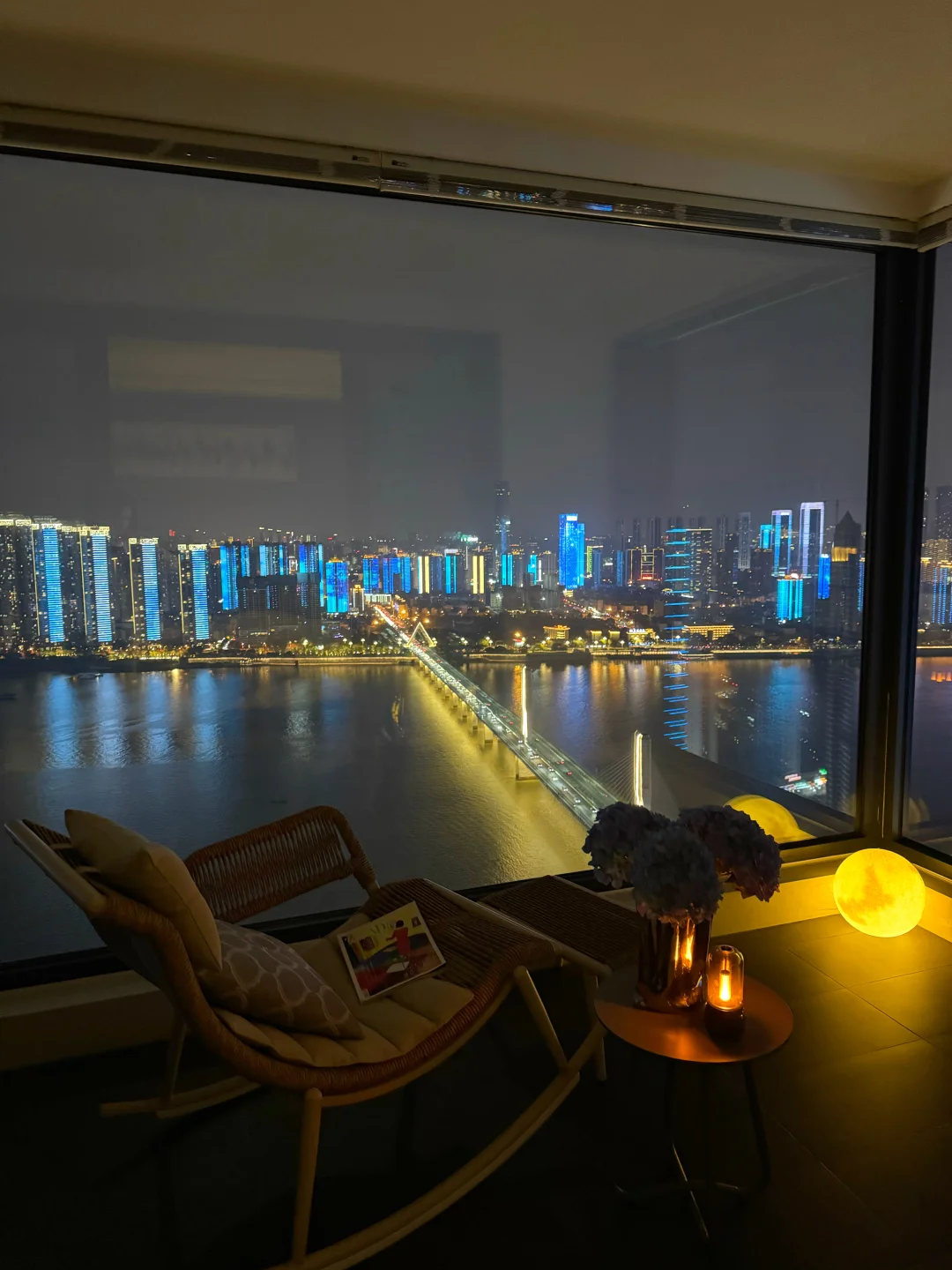 这黑得五彩斑斓的卧室，怪舒服的😌