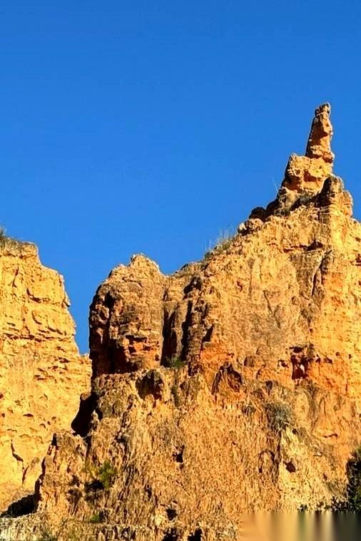 我跟你讲个最近最魔幻的事儿。有个股票，业绩撑死五毛钱，股价干到了180。就因