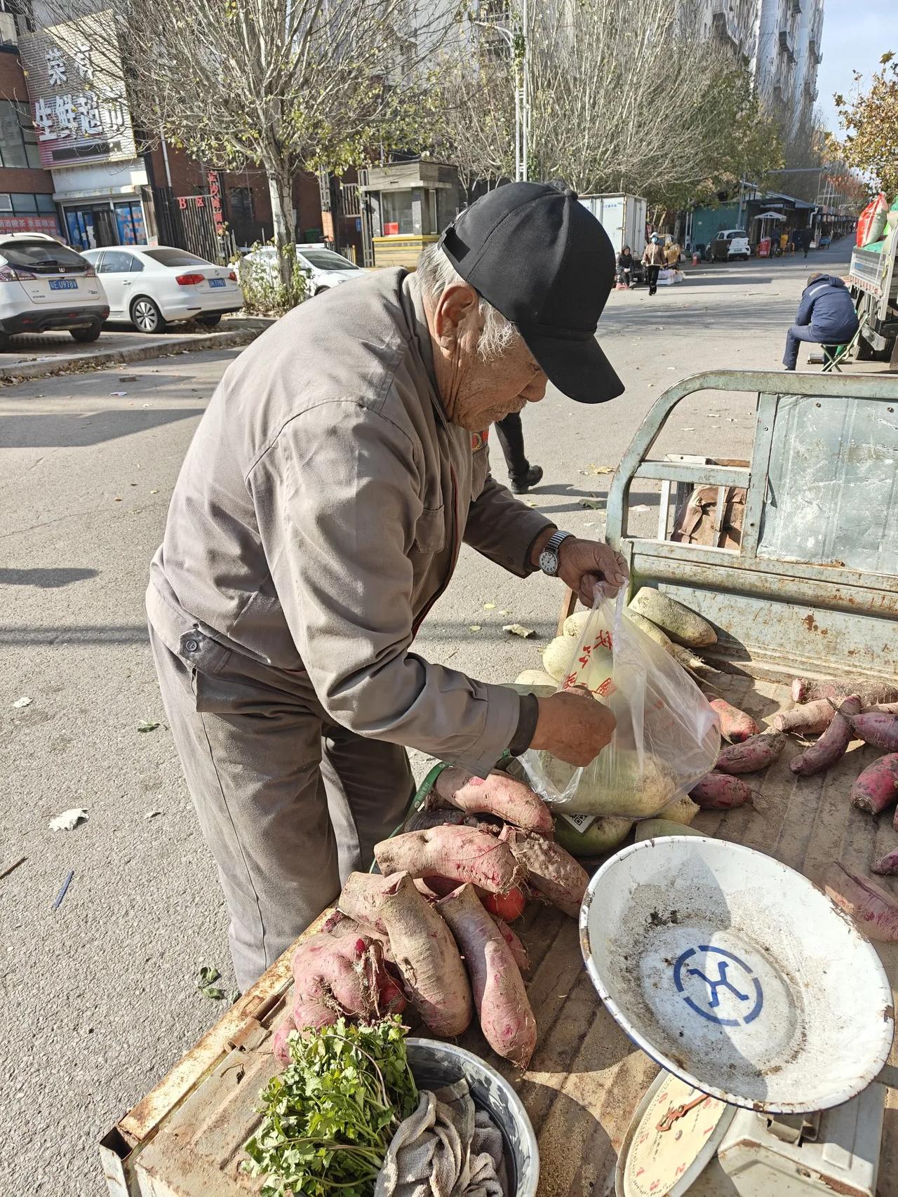 我现在每天两顿饭，小区里鸡西机务段火车头司机退休小哥退休金4千多块钱，邻居大庆油