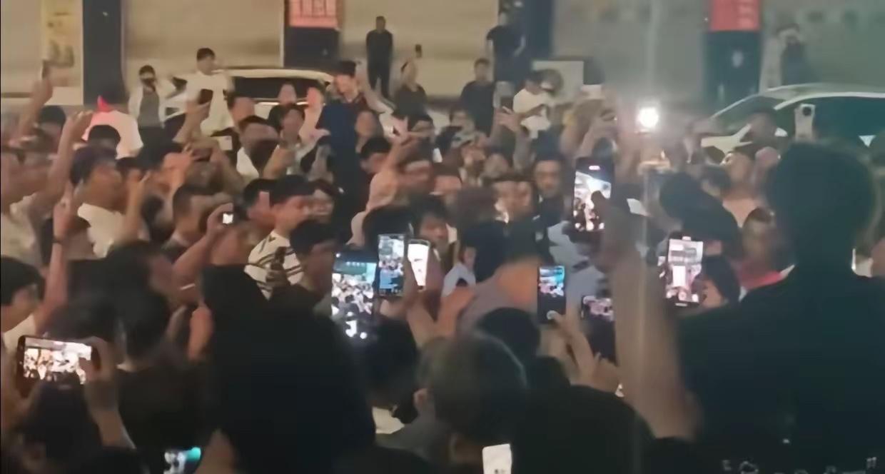 河北廊坊胜芳这出闹剧，真的把婚外情的荒诞扒得明明白白。本来只是原配带婆婆去酒店抓