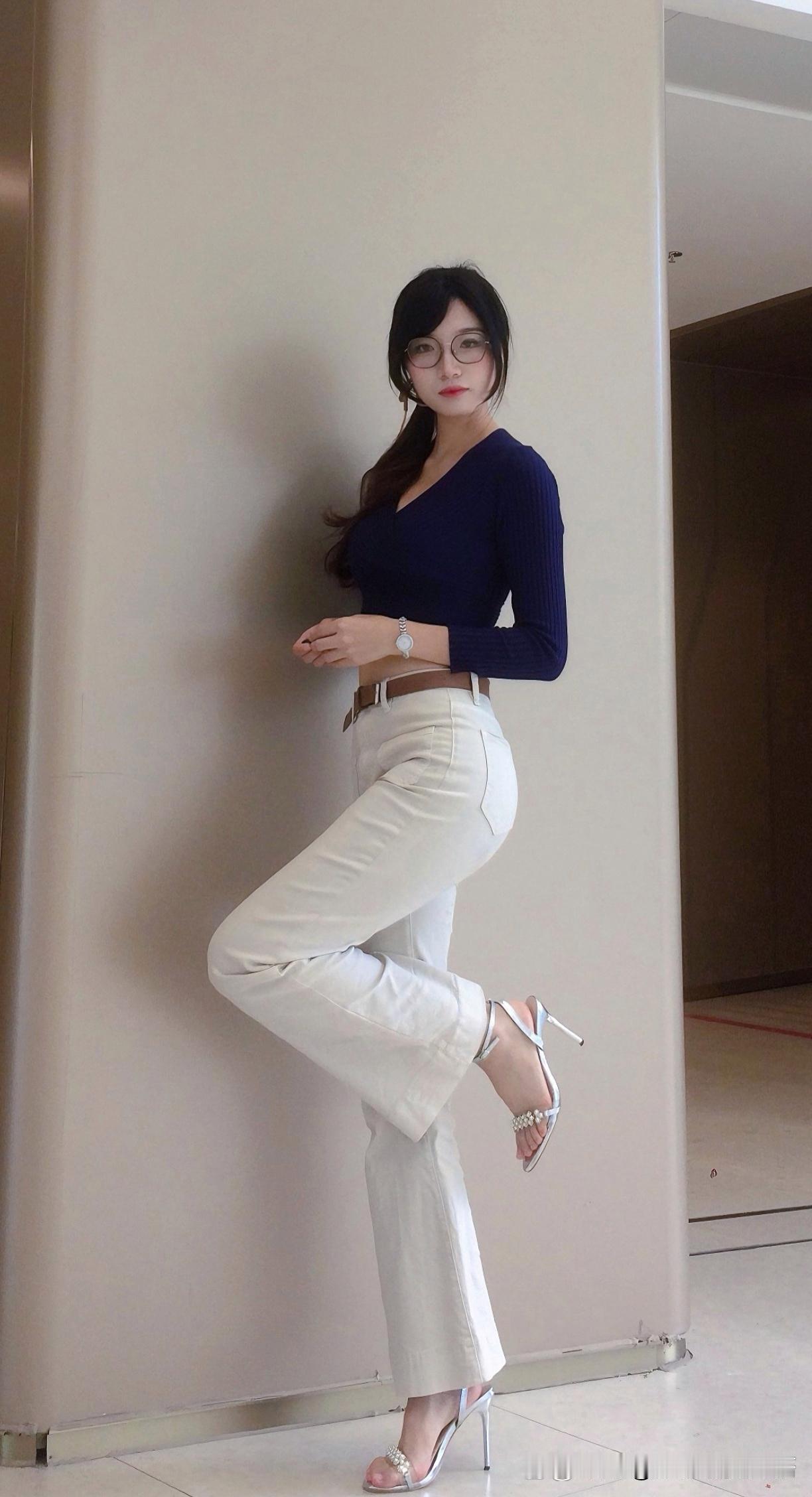 黑白配真是时尚界的“常青树”，简约之中尽显优雅气质。就像职场上，一件黑色无袖上衣