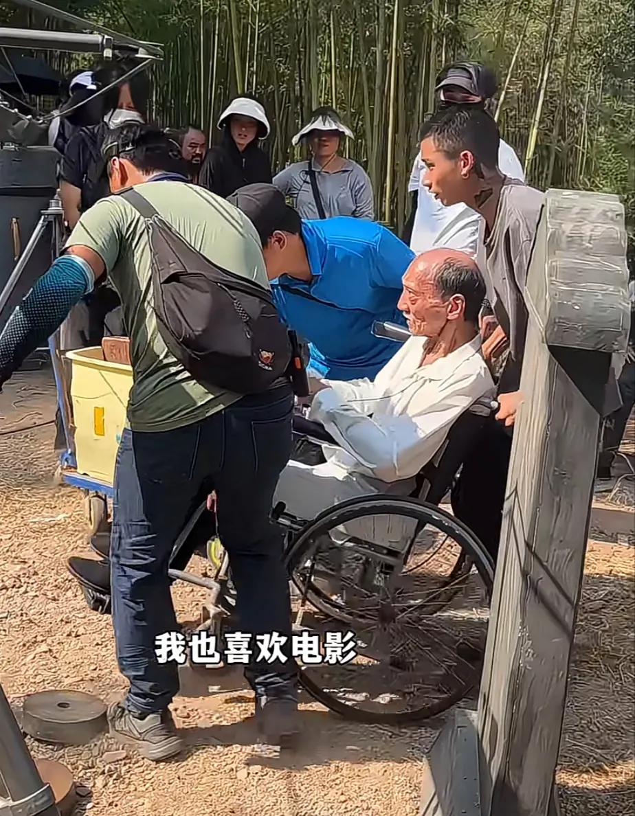 知名港星坐轮椅被3人抬到片场！73岁腿脚不便仍不退休，扬言要干到100岁！3月