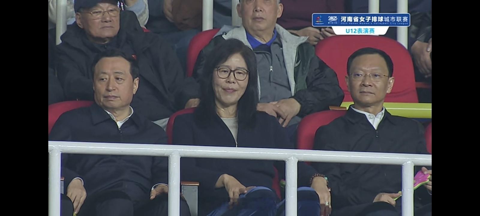 郎导和朱婷咋还是分开坐的朱婷郎平排球朱婷​​​