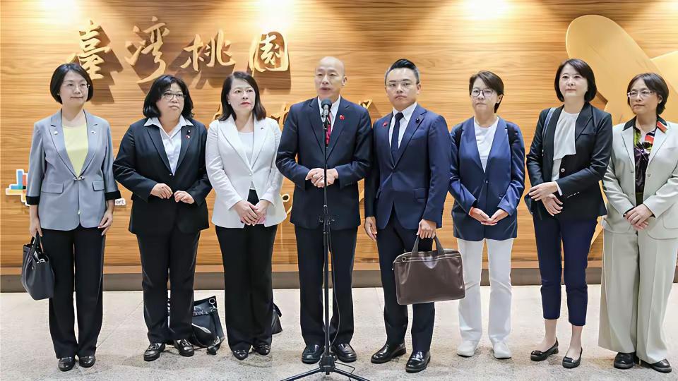 “秃子跟着月亮走”，这可是韩国瑜自己说自己的。这次到日本一拜，算是跟“月亮”亲近