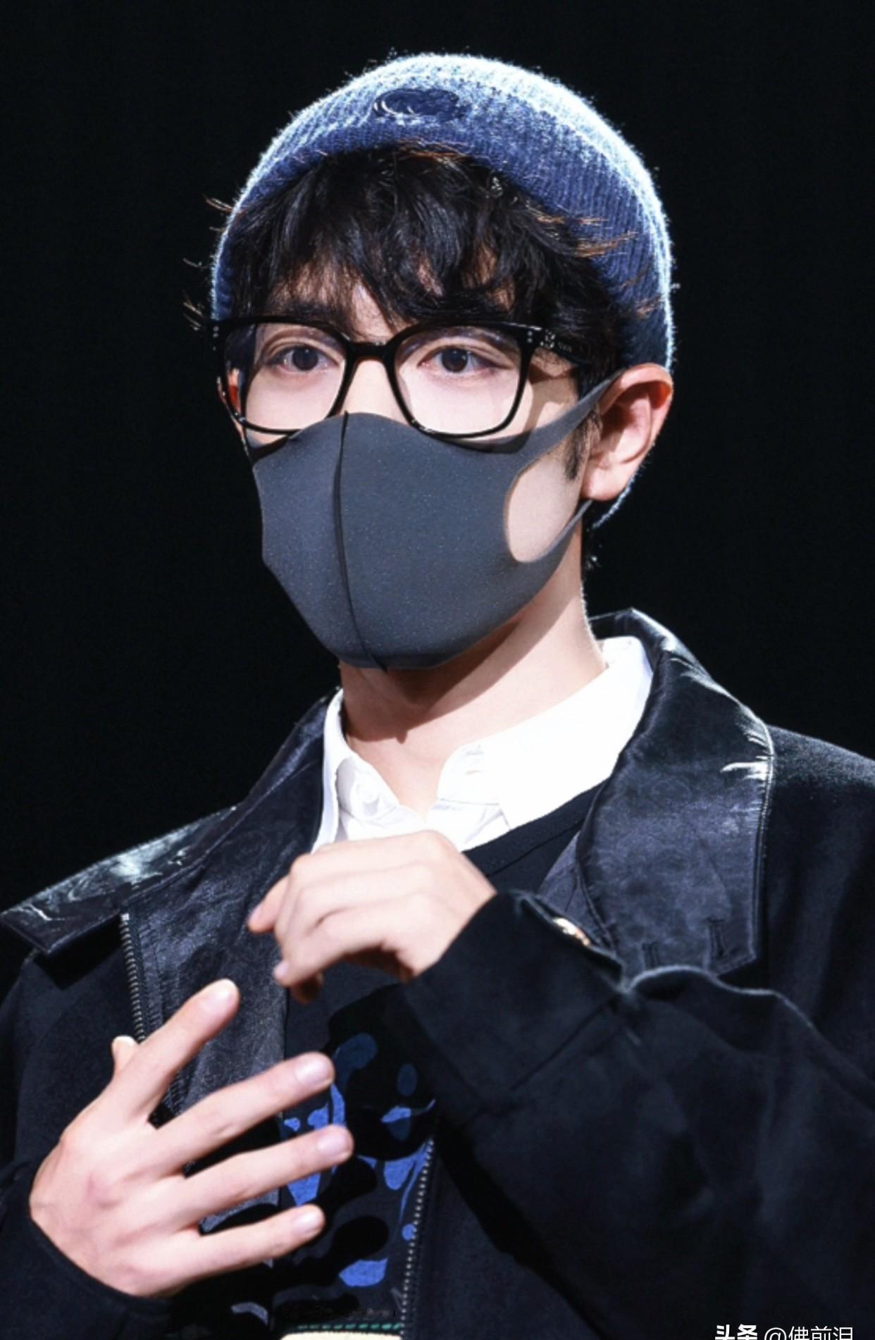 肖战这两个月，根本不是为舞台排练。他在为你，拆掉自己的肋骨。团队最初拿到的是