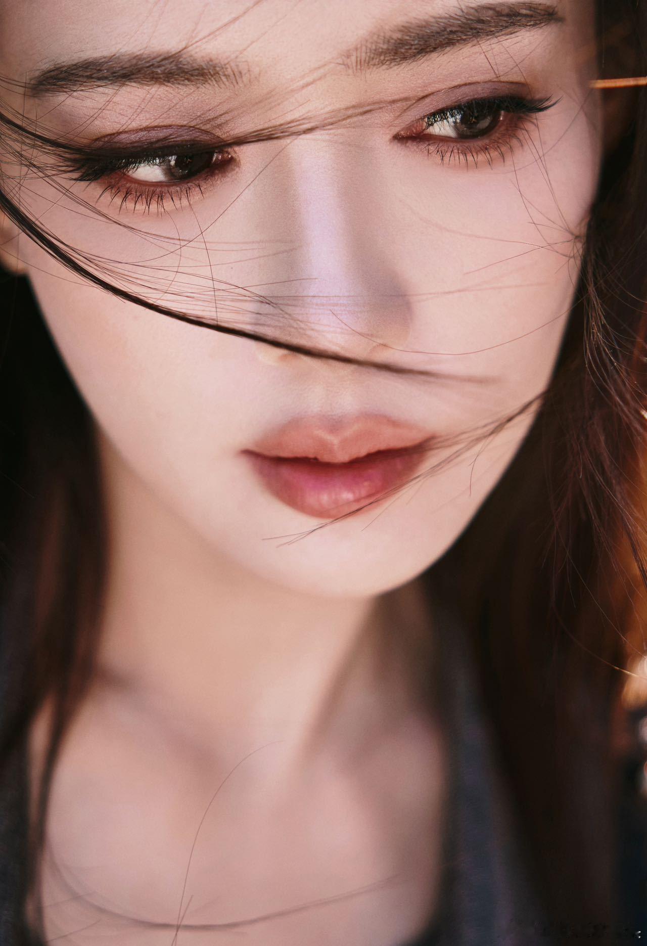孟子义连头发丝都带感发丝随风飘动，灵动又明艳，整个人的氛围感直接拉满​​​