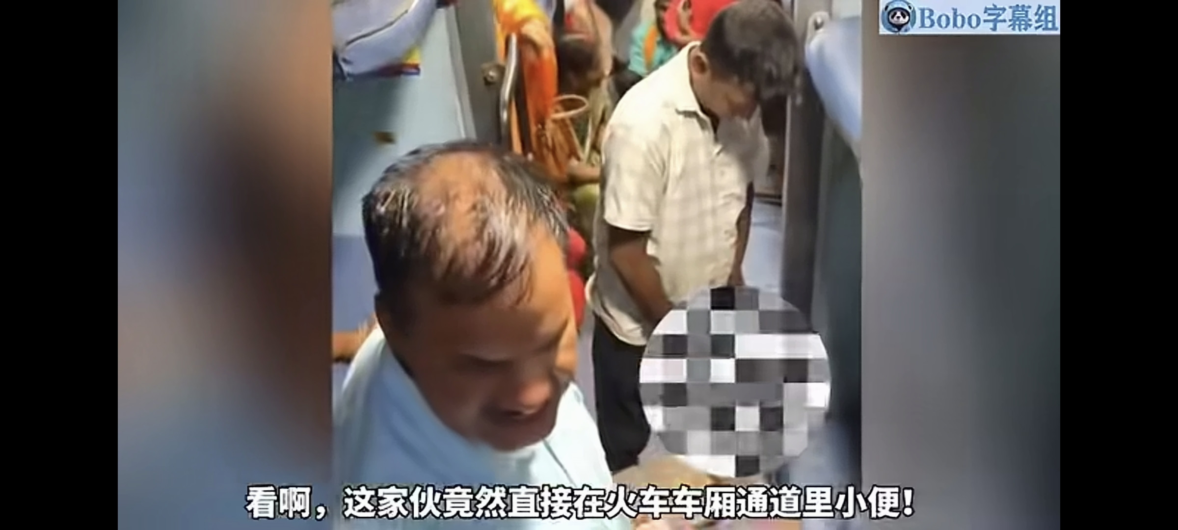 印度一男子，在火车车厢通道里随地小便，被旁边的乘客拳打脚踢，还非让他用衣服，把地擦干净了，他不擦，就