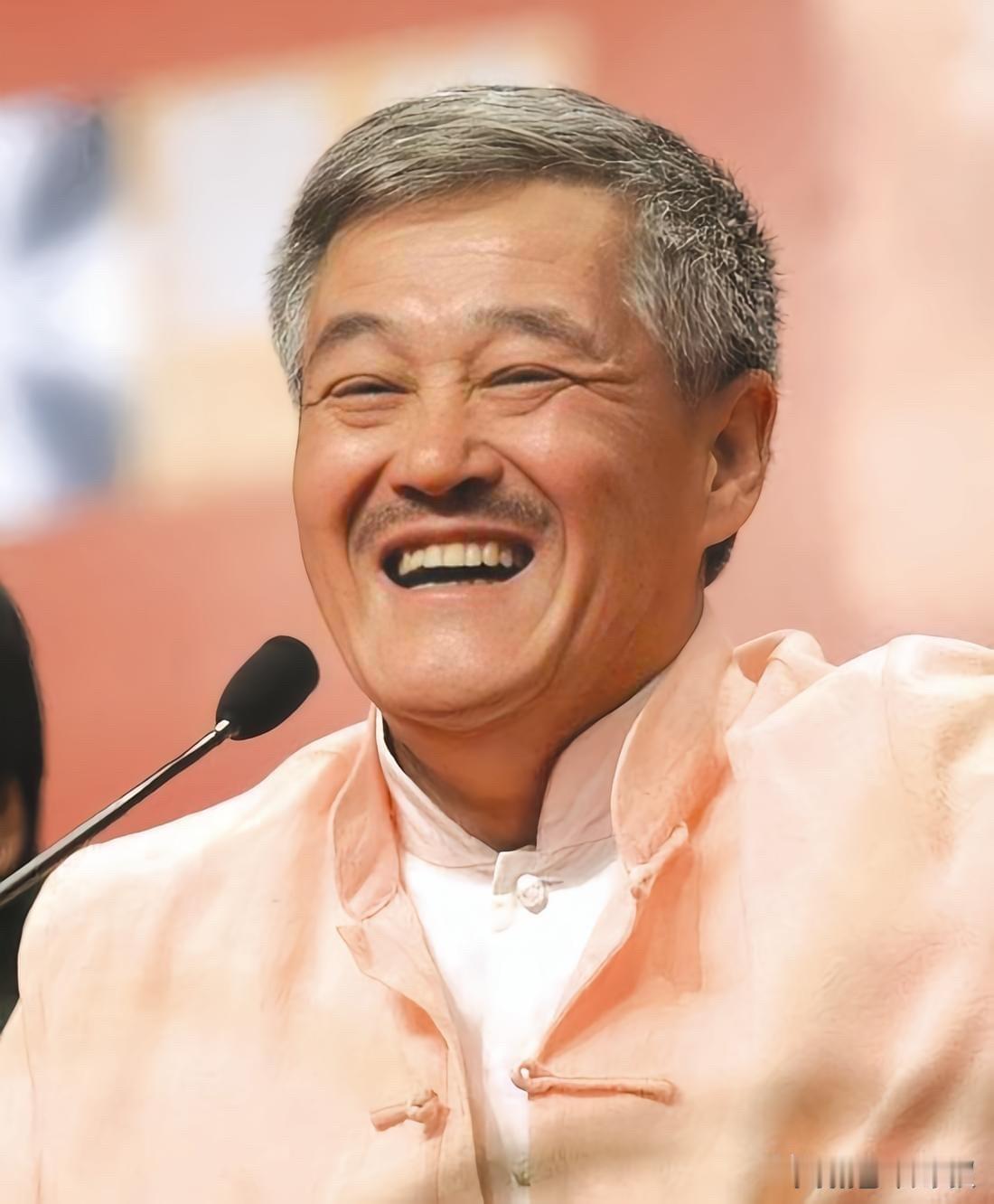 最近赵四直播聊赵家班分红的旧事，又把赵本山拖回多年的舆论争议里。这么多网上骂他压榨徒弟、分红拿大头的