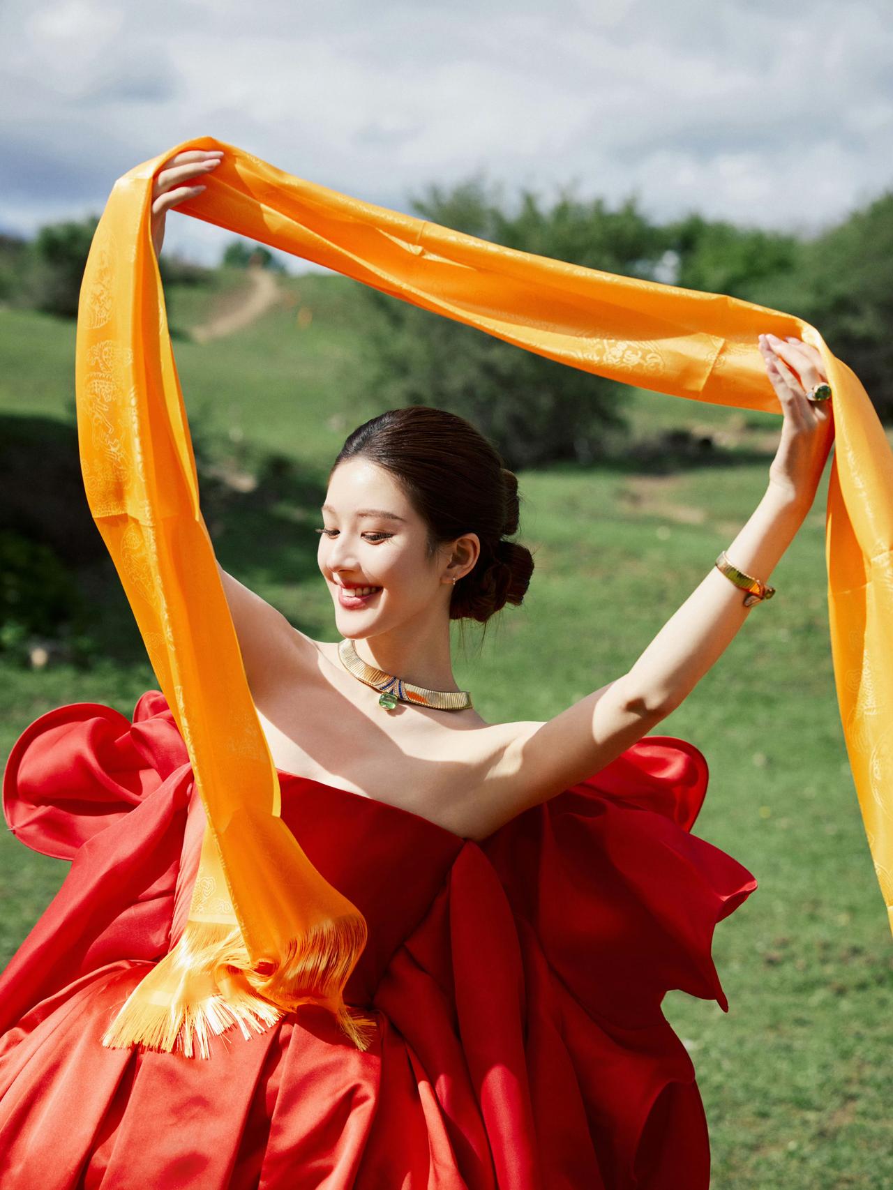 赵露思明媚、热烈，山间绿意中的一抹瞩目亮色~