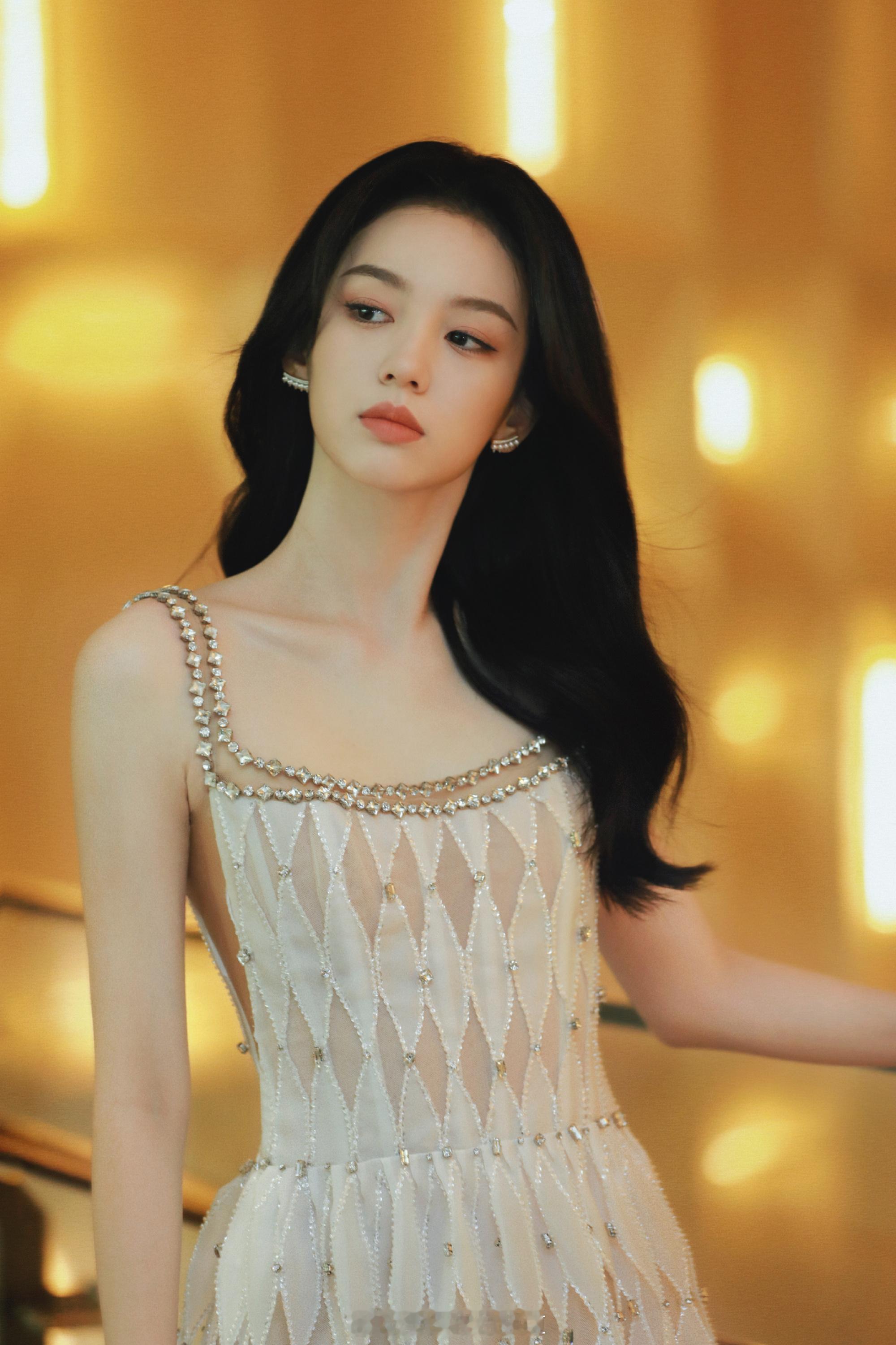 周也钻石吊带白裙造型