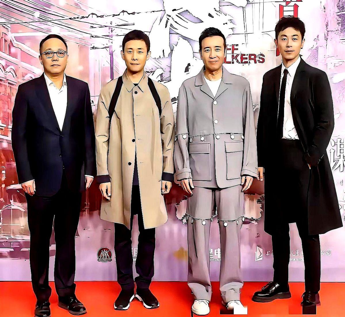 谁能想到，三个实力派男演员站一起，最抢镜的竟然是衣服。张译的米色风衣，朱亚文