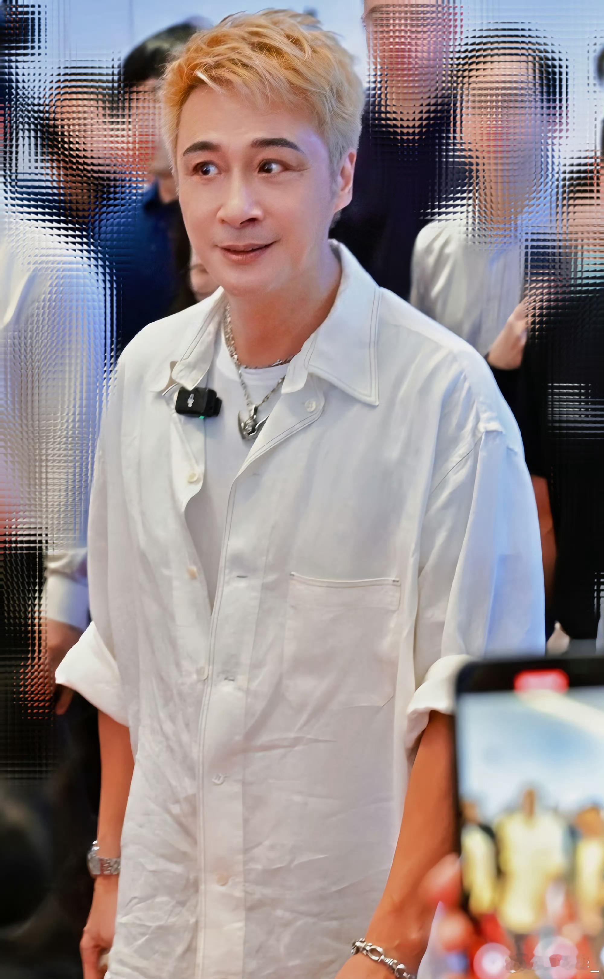 六旬老人吴镇宇是男模再就业吧谁能看出这是六旬老人？金发配白衬衫自带痞帅滤镜，时尚