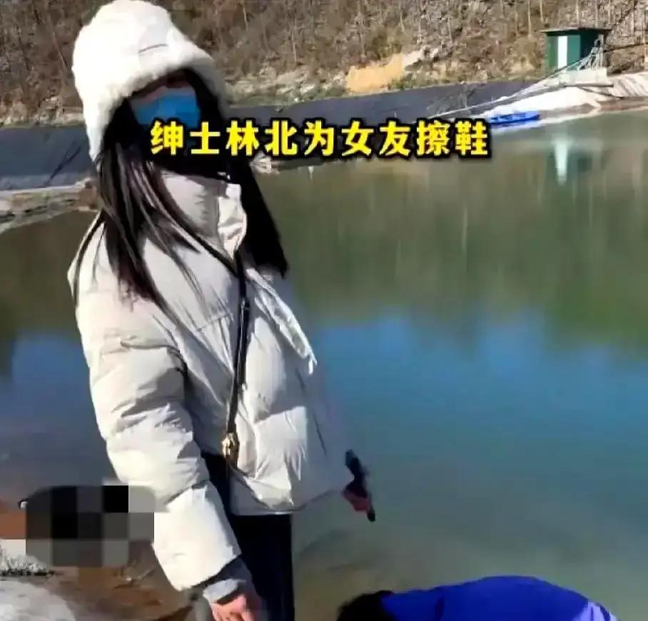 一档选秀节目上，灯光一亮，新人选手林北开口唱出一句“她用零花钱替我交房租”，现场