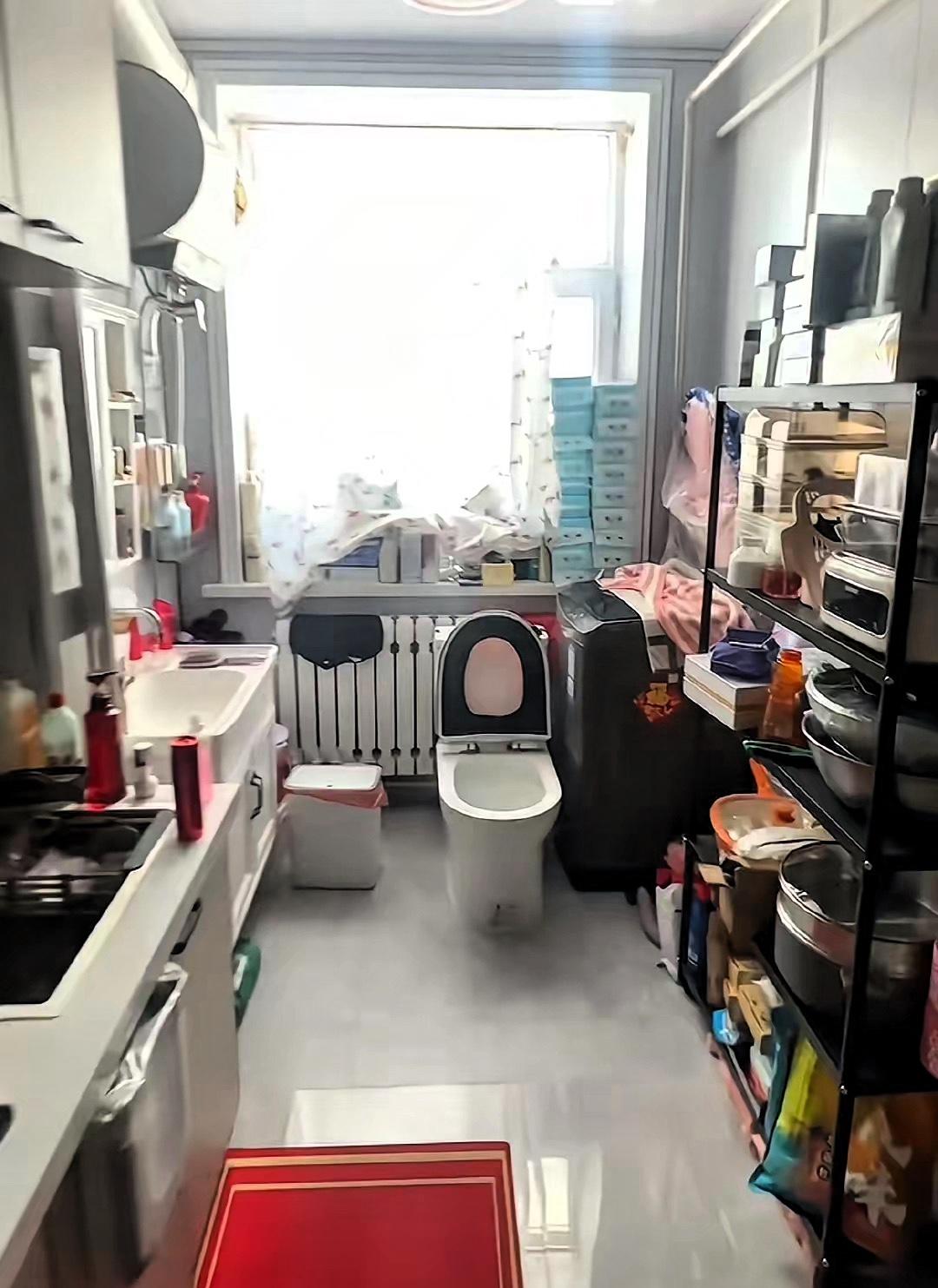 惊呆了！内蒙古，一女子回到多年闲置的公寓，一开门惊呆了，邻居竟私占公共走廊改成一