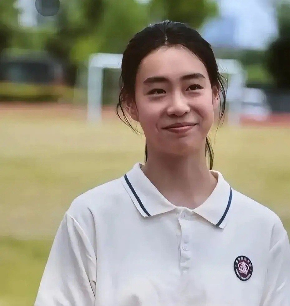 佟大为的大女儿佟知霏，17岁身高近一米八，多才多艺，很有发展潜力。女人男相大福气