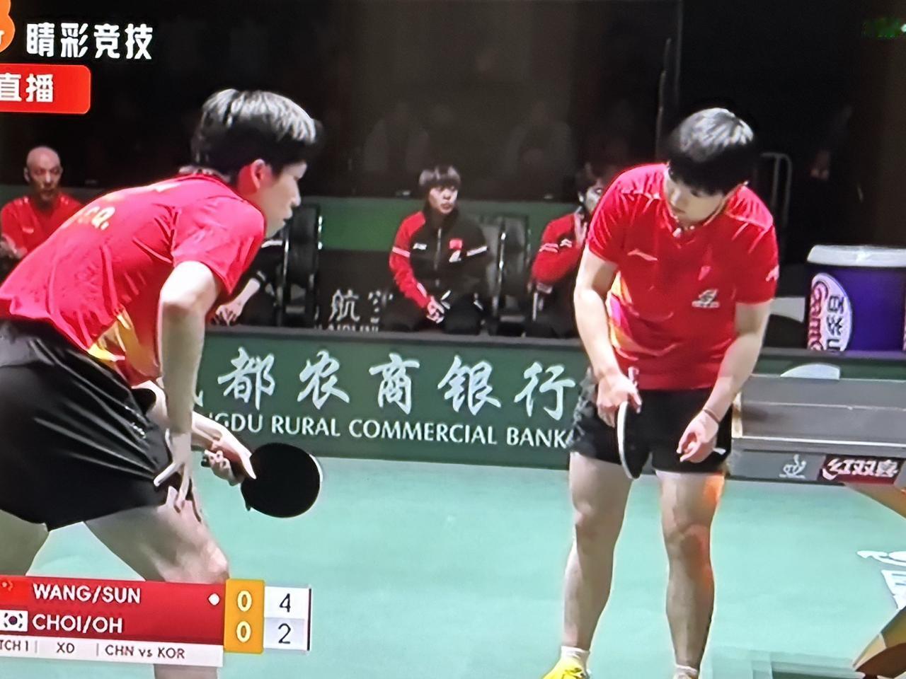 国际乒联混合团体世界杯半决赛开始了！中国队对阵韩国队，第一盘是混双对决，中