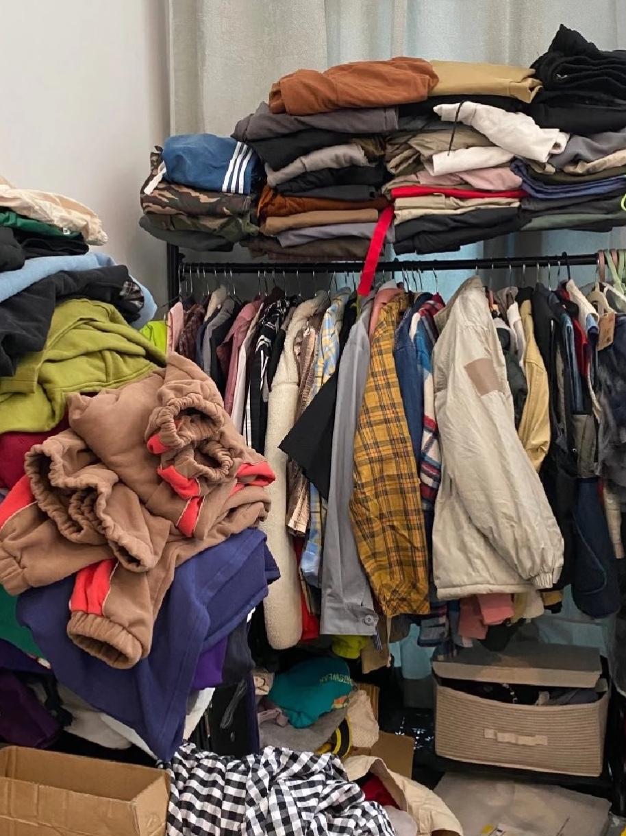 奉劝大家一定要少买衣服我大姐今年已经56岁了，她一年四季都要买衣服，现在家里的