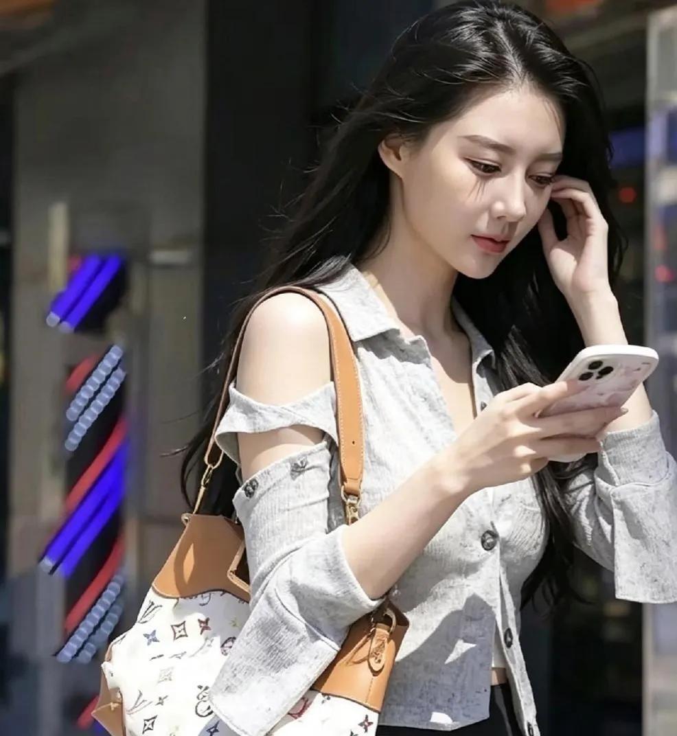 这个穿搭真的挺时尚的，看着很符合现代年轻男女的潮流的穿搭。最主要的是这个女生太漂