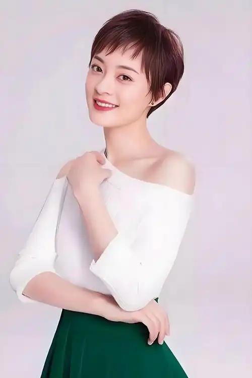 主持人问郑晓龙：“你为什么要让孙俪出演《甄嬛传》的甄嬛？”郑晓龙说：“我一开始就