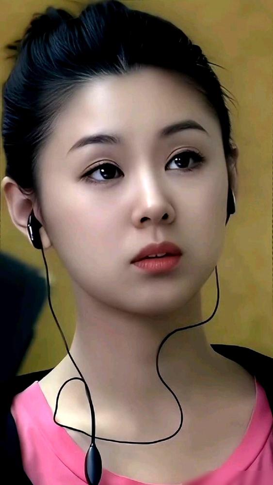 李小萌这豪门太太当得是真惬意啊。她丈夫是大连知名地产集团的继承人，家族资产超百亿