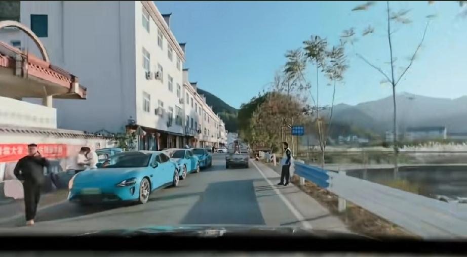 三台“海湾蓝”的华为su7就这样水灵灵的在如此狭窄的乡间小路上连环追尾啦？这种小