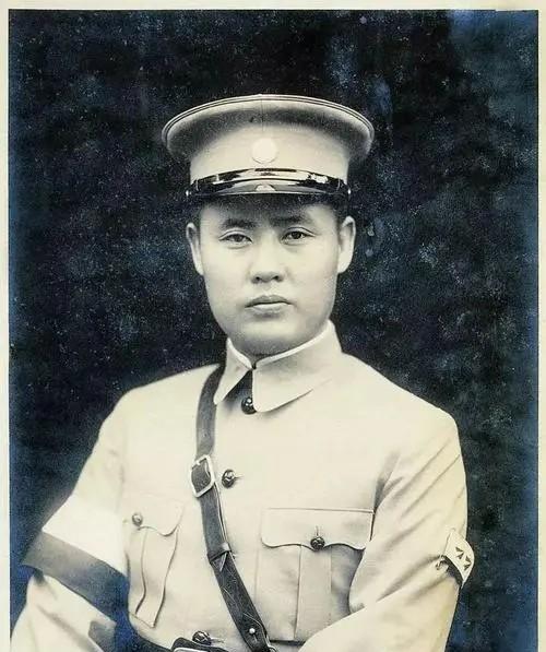 1930年6月，晋军将领傅作义大败韩复榘，攻占济南。蒋介石见傅作义骁勇，一时间又