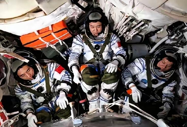 这波太空应急操作，全世界都看傻了，神舟二十号乘组换乘神舟二十一号我的天！