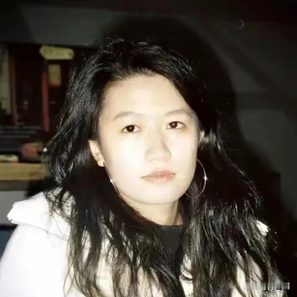 23岁中国著名短剧导演赖宇晴，在柬埔寨突然坠楼身亡，目前同行的一名印度男子和另一