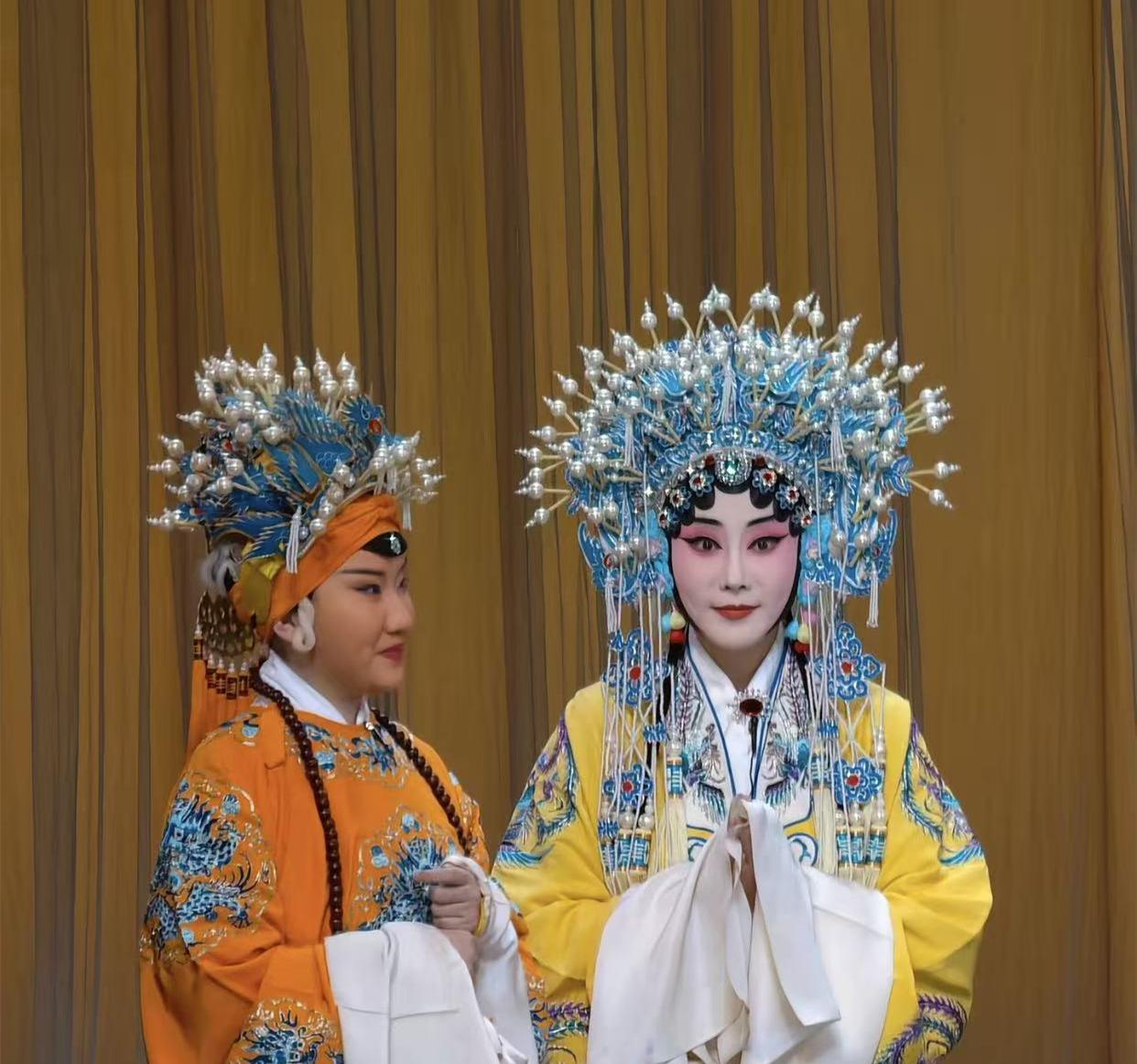 德云社的权力交接，往往藏在一张看似随意的合照里。陶阳大婚前夜，他妻子胡嘉博，这