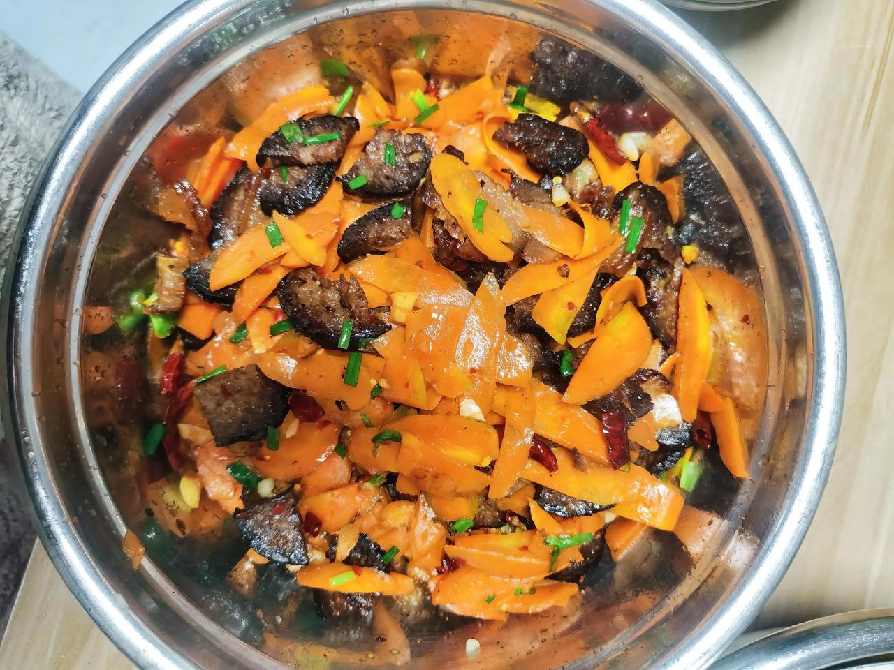 今日公司食堂菜谱：腊肉炒红萝卜鱼肉豆腐汤炒青菜。被所谓的酒肉朋友，践踏