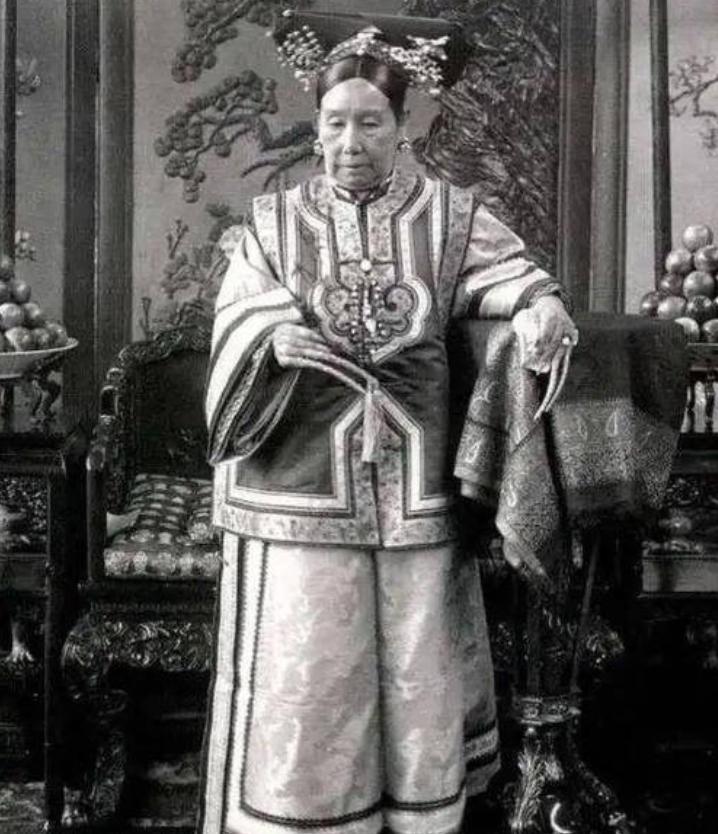 1907年，72岁慈禧看上袁世凯的17岁儿子袁克文。她问袁世凯：“把他留给我叶赫