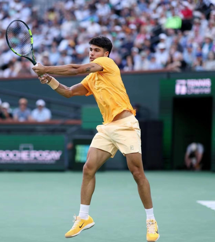 阿尔卡拉斯这场球，赢是赢了，但赢得真够狼狈。首盘抢七，手握盘点，结果自己一个正手