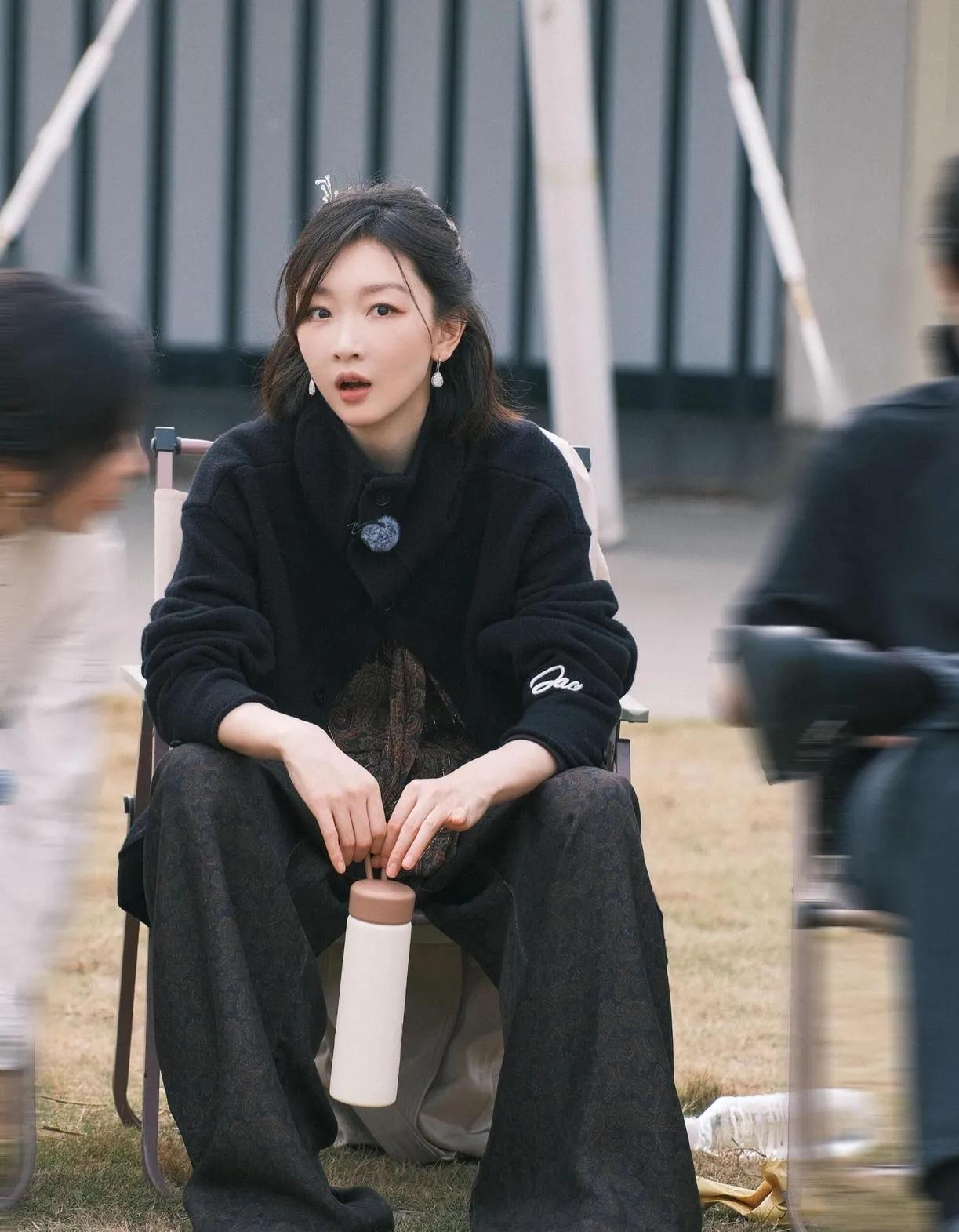 周冬雨这松弛感我真的会爱！谁懂啊！周冬雨这一身也太会穿了～黑色高领针织开衫