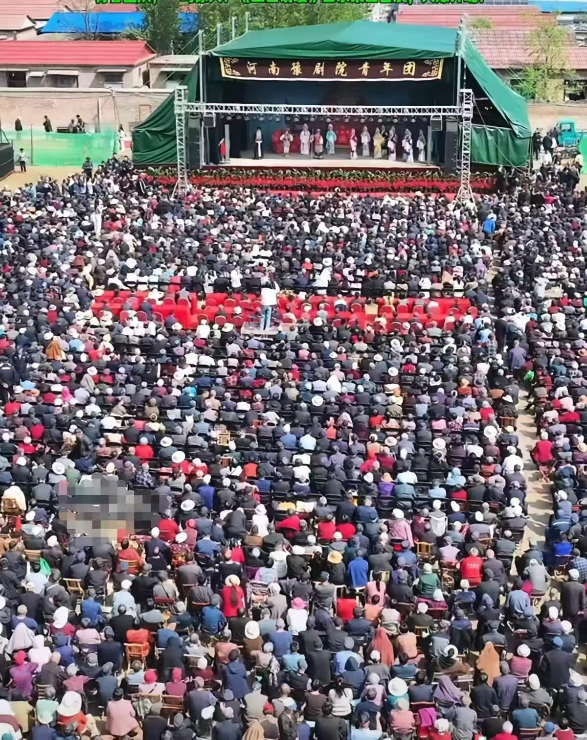 父亲80大寿，山东一企业家花50万请家乡村民免费看戏6天，这钱花的值，比埋奔驰好