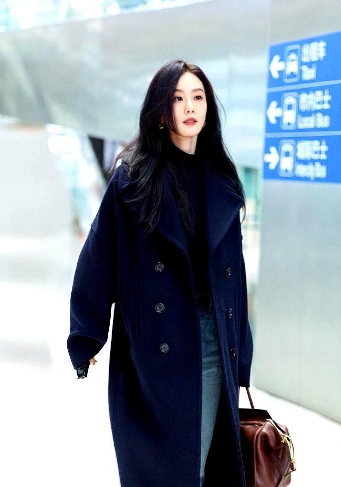 刘诗诗气质卓绝太出挑！一袭藏蓝色大衣沉稳大气，直筒裤配短靴，利落干练得像走路带风