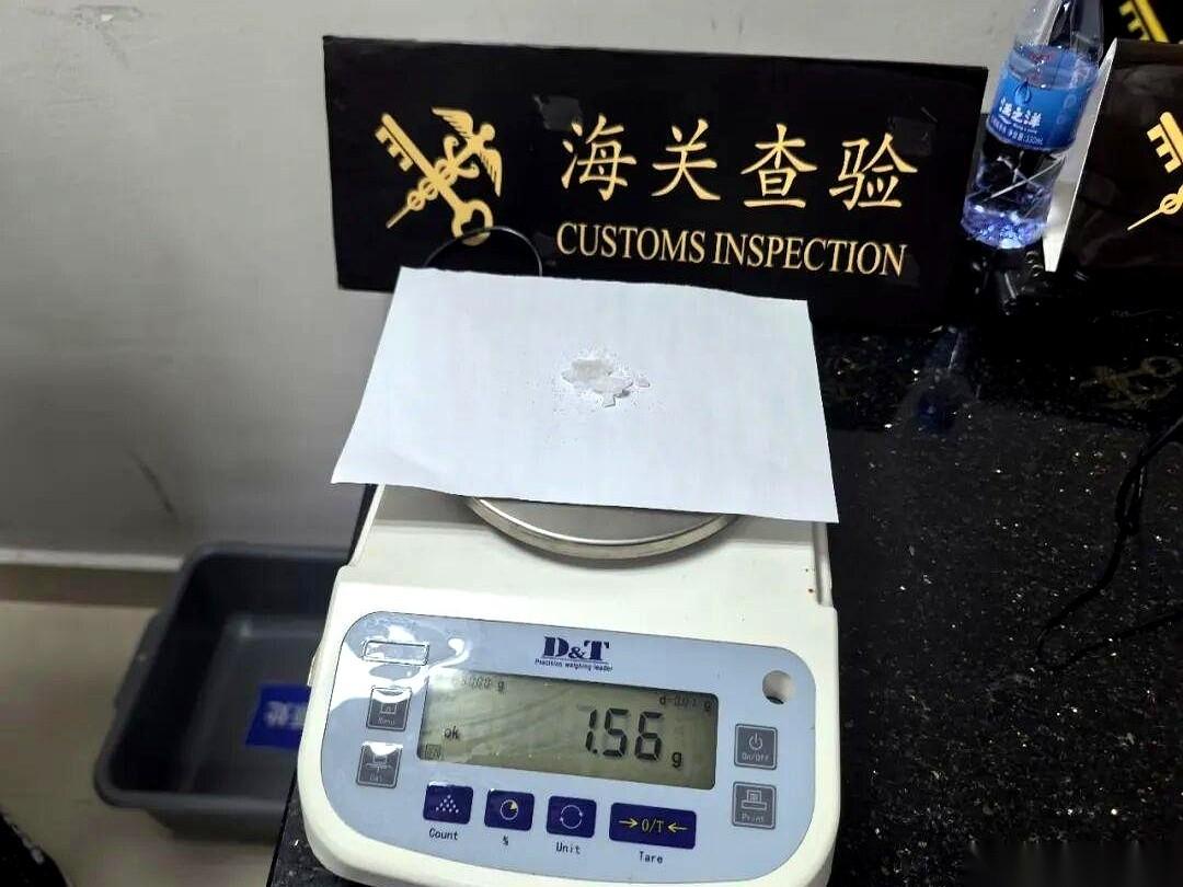 港珠澳大桥海关，最近拦了一个人。这人有点意思，径直就往“无申报”的绿色通道走。