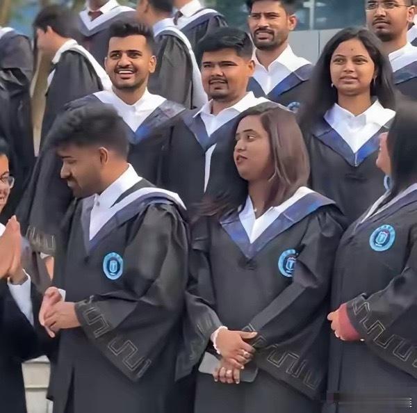 近几日看到一群印度留学生毕业了，不回国了，想进深圳大厂，这让我感慨万千，咱自己的