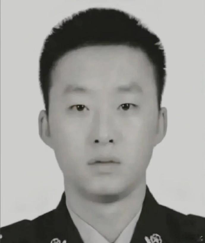 【致敬缉毒英雄！】缉毒烈士照片公开意味着已无直系亲属。李松陪作为烈士遗孤，继承父