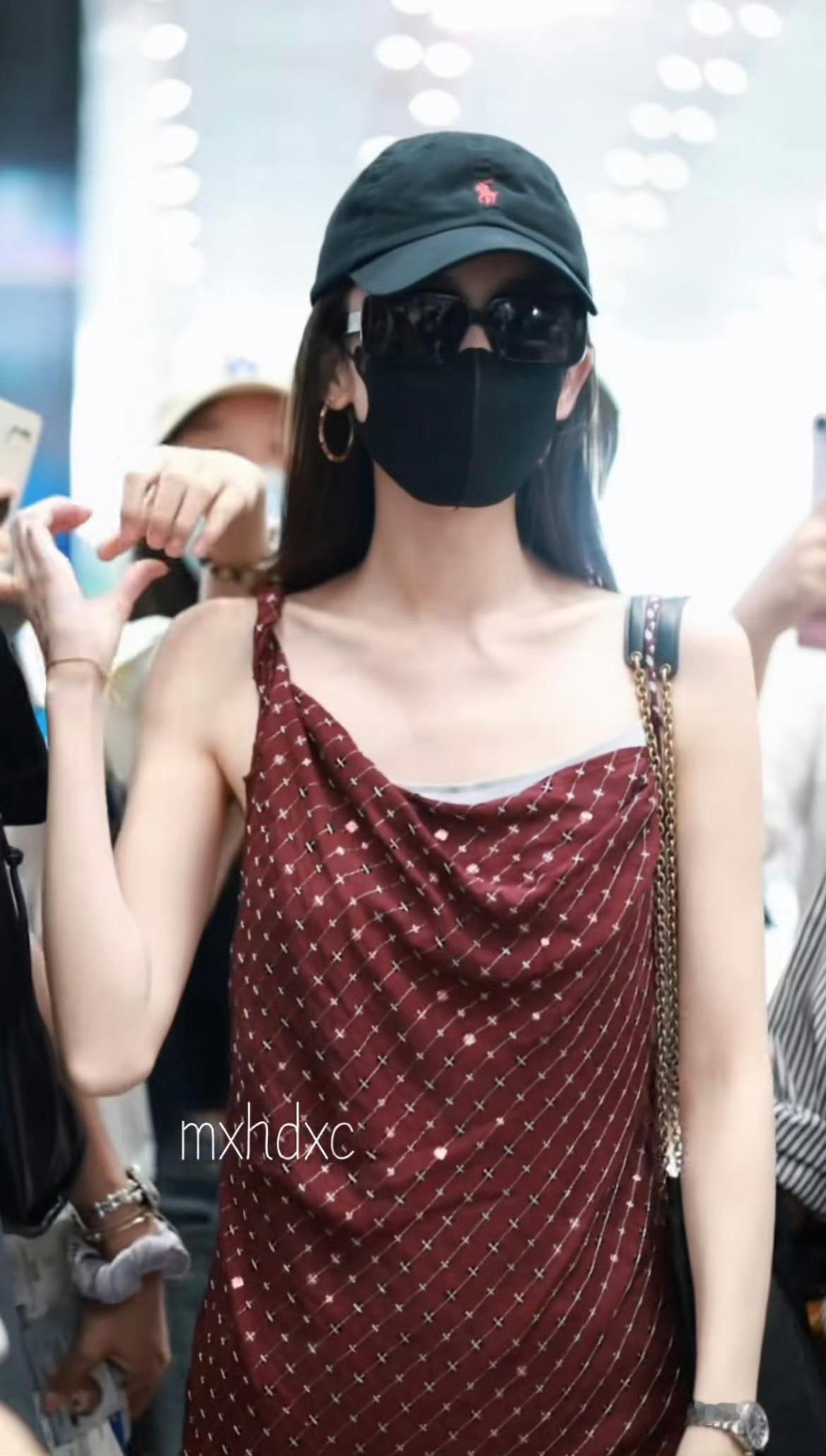 娜扎瘦成纸片人了娜扎现在好瘦啊，一定要注意身体​​​