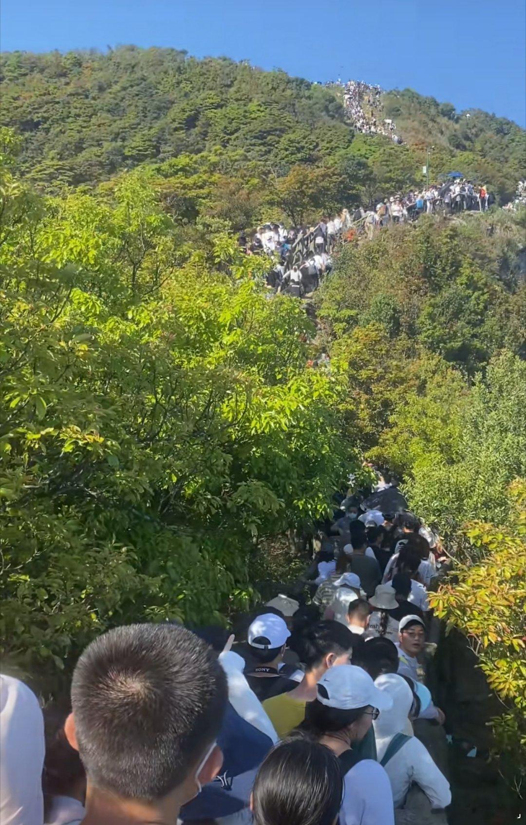 五一假期第2天你们在家休息不好吗，看看把深圳梧桐山累成什么样了？​​​