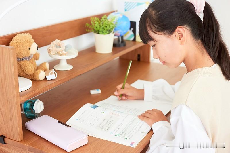 听人劝，吃饱饭。关于孩子补课，我掏心窝子说几句大实话。初中阶段，大多数家长还能“摁”得住孩子。你让他
