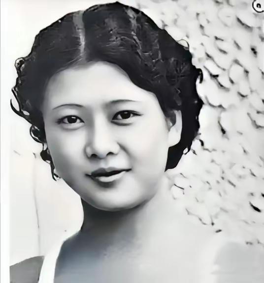 1937年，上海滩，19岁的泳坛女神杨秀琼刚办完喜事，新婚夜她跟老公说好，头十年