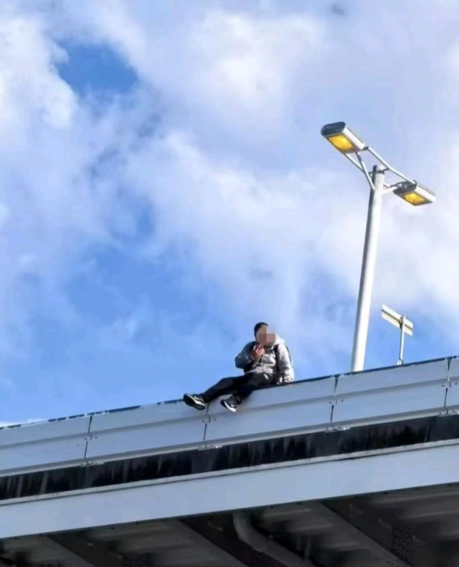 这个20多岁青年太狠心了，当着母亲的面坠亡，还是在异国他乡，让他的母亲怎么办？！