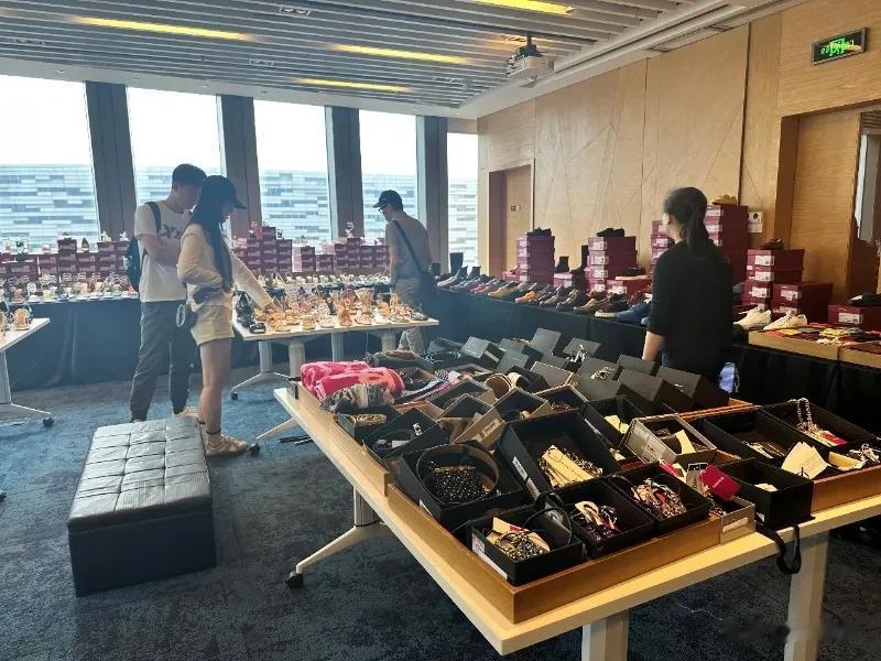 突然发现，中国年轻人的消费心态彻底变了！最近，奢侈品行业炸锅了，有业内人士透